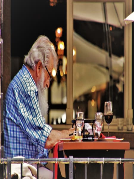 A man pretended to have a heart attack to avoid paying bill in a restaurant dgtl