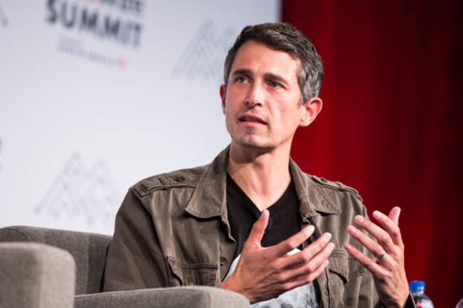 কনভয়ের সহ-প্রতিষ্ঠাতা তথা সিইও ড্যান লুইস কনভয় শুরুর আগে বেজোসের সংস্থা অ্যামাজ়নের উঁচু পদে ছিলেন। তার আগে, মাইক্রোসফ্‌টও কাজ করতেন তিনি। আর তাঁর হাত ধরেই নাকি ওই দুই সংস্থা থেকে কনভয়ে বিনিয়োগ এসেছিল।