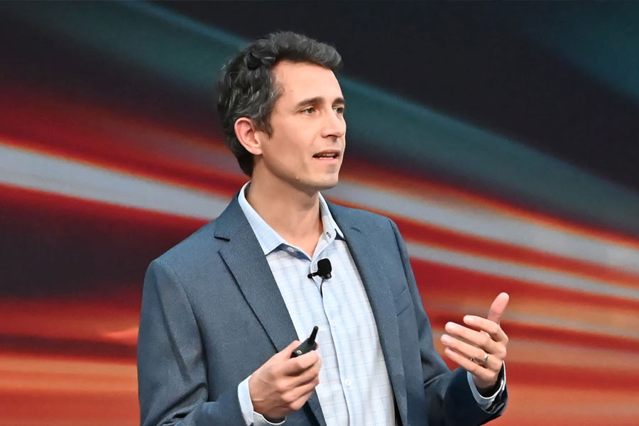 ব্লুমবার্গের একটি প্রতিবেদন অনুযায়ী, এর আগেও সংস্থাকে বাঁচিয়ে রাখার আপ্রাণ চেষ্টা করেছিলেন লুইস। তার জন্য সংস্থা থেকে ১০০০ কর্মীকে ছাঁটাইও করা হয়েছিল। তবে শেষরক্ষা হল না।