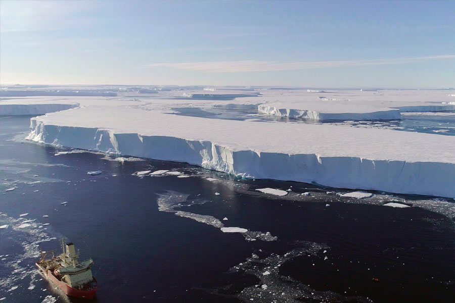 থোয়াইটস হিমবাহ। পৃথিবীর এই বিশালাকার হিমবাহের অপর নাম ‘ডুমস্‌ডে’ হিমবাহ। অর্থাৎ এই হিমবাহ গলতে শুরু করলে না কি বুঝে নিতে হবে, পৃথিবীর ধ্বংসের দিনও নিকটে এসেছে। এক প্রতিবেদন অনুযায়ী, ‘‘অপ্রত্যাশিত ভাবে এই হিমবাহ গলতে শুরু করেছে।’’