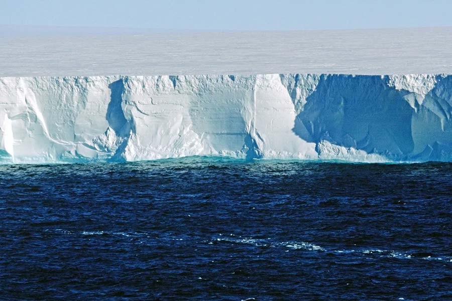 থোয়াইটস হিমবাহ আন্টার্কটিকায় অবস্থিত। মারফি পর্বতমালা থেকে প্রায় ২৯ কিলোমিটার দূরে। এই হিমবাহের আকৃতি এতটাই বিশাল যে তা আমেরিকার ফ্লোরিডা রাজ্যের সমান।