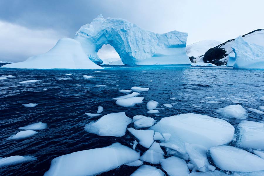 কিন্তু সমস্যা অন্য জায়গায়। বিশালাকার এই হিমবাহের বরফ যদি সম্পূর্ণরূপে গলে যায়, তা হলে সমুদ্রপৃষ্ঠের উচ্চতা বৃদ্ধি পাবে। অর্থাৎ বিশ্বের বহু শহরের রাস্তা জলের তলায় চলে যেতে পারে।
