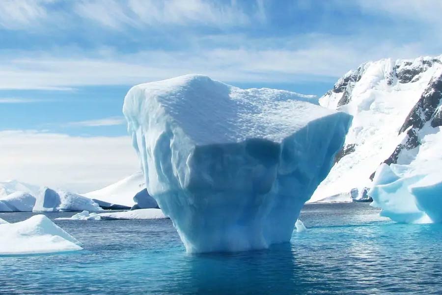 শুধু তা-ই নয়। গবেষণায় দেখা গিয়েছে, থোয়াইটস হিমবাহ গলে গেলে পশ্চিম আন্টার্কটিকার জমে থাকা বরফের একটি বড় অংশ গলে যাবে। যার ফলে বিপর্যয়ের পরিস্থিতি তৈরি হতে পারে।