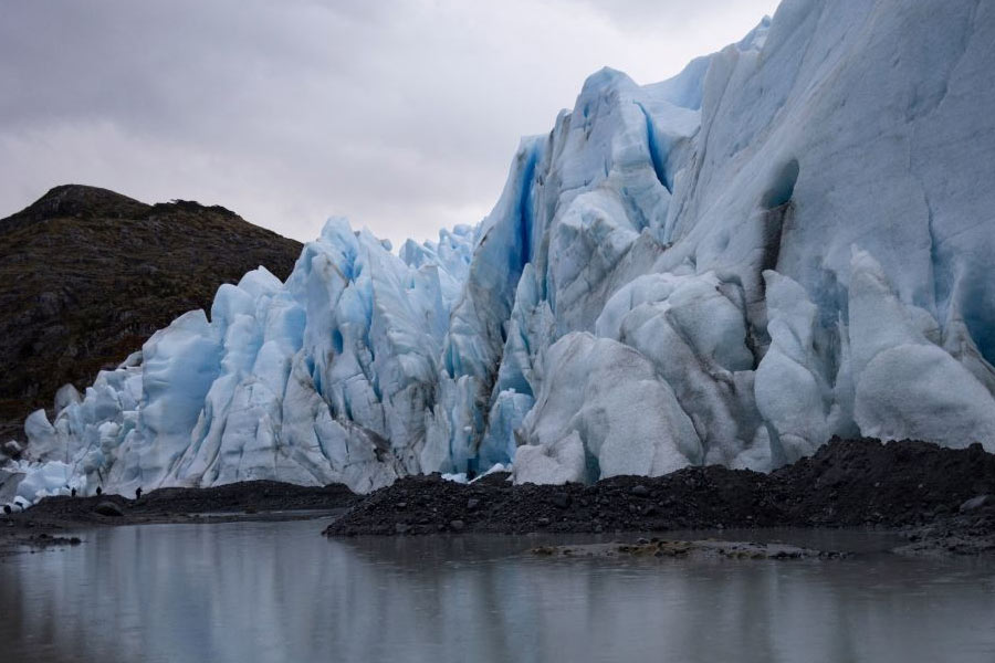 গবেষণা দলে থাকা বিজ্ঞানী ব্রিটনি স্মিড্ট জানিয়েছেন, সমুদ্রের উষ্ণতা বৃদ্ধির কারণে হিমবাহটি প্রতি বছর গড়ে ৯৮ ফুট করে গলে যাচ্ছে। ফলে হিমবাহের ভিতরে ফাটল ধরছে।