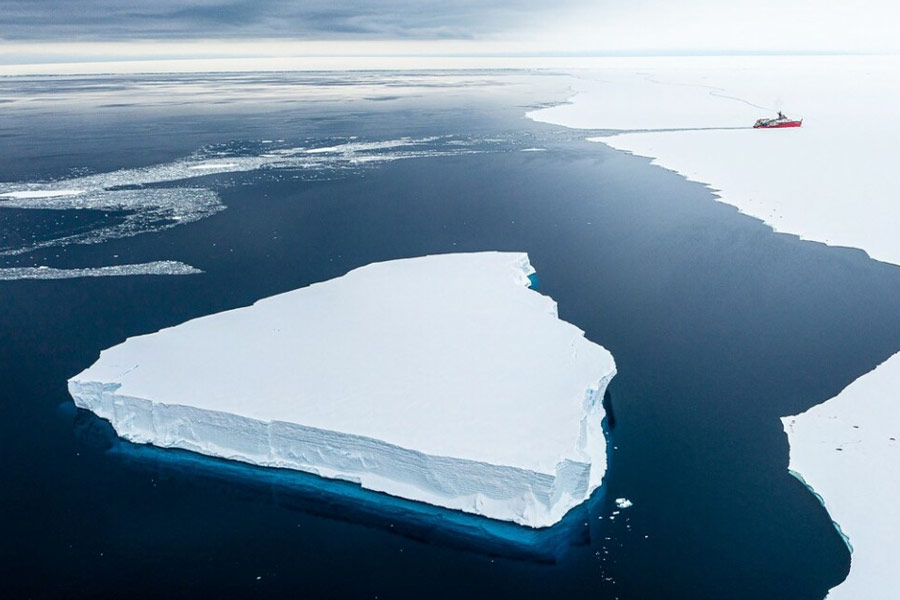 উষ্ণতা বৃদ্ধির পাশাপাশি সমুদ্রের লবণের কারণেও বরফ গলে যাচ্ছে বলে বিজ্ঞানীরা মনে করছেন। বিষয়টি নিয়ে সারা পৃথিবীর চিন্তাভাবনার সময় এসেছে বলেও জানিয়েছেন ব্রিটনি।