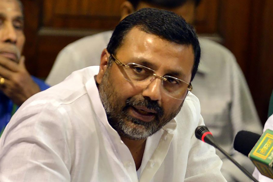 সম্প্রতি বিজেপি সাংসদ নিশিকান্ত দুবে এবং আইনজীবী দেহদ্রাইয়ের বিরুদ্ধে মানহানির মামলা করেছেন মহুয়া। দু’দিন আগে দিল্লি হাই কোর্টে সাংসদের প্রাক্তন বন্ধু দেহদ্রাই মারাত্মক অভিযোগ আনেন। তিনি জানান, মহুয়ার আইনজীবী তাঁকে ফোন করে তাঁর মক্কেলের বিরুদ্ধে সব অভিযোগ প্রত্যাহার করে নিতে বলেন। তা হলেই নাকি ‘হেনরি’কে ফেরত দিয়ে দেবেন। কিন্তু দেহদ্রাইয়ের দাবি, কুকুরটি তো তাঁরই। শুধু শুধু তাকে আটকে রেখেছেন মহুয়া।