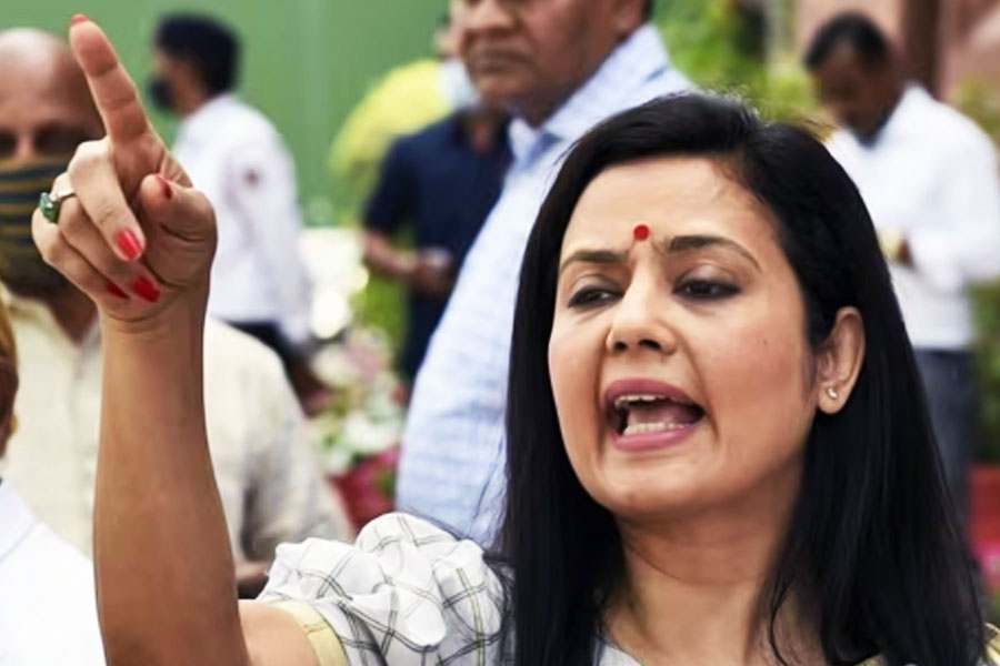 মহুয়ার দাবি, ‘হেনরি’ আসলে তাঁর। অভিযোগ করেন, তাঁর সরকারি বাসভবনে ঢুকে ‘হেনরি’কে চুরি করেছিলেন দেহদ্রাই। পরে অবশ্য ফিরিয়ে দেন। তবে পরে আবারও একই ঘটনা ঘটেছে বলে দাবি মহুয়ার। সাংসদ জানিয়েছেন, গত ২৫ মার্চ ও ২৩ সেপ্টেম্বর এ নিয়ে দু'টি অভিযোগ জানিয়েছেন তিনি। পরে পুরনো বন্ধুত্বের খাতিরেই অভিযোগ তুলে নেন।