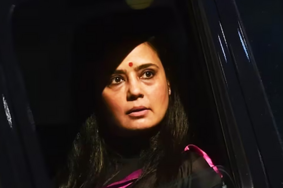 যখন কোনও ব্যক্তি ব্রিডারের কাছ থেকে কুকুর কেনেন, তিনি একটি মাইক্রোচিপ-সহ কেসিআই শংসাপত্রও পান। কুকুরের মালিকানার জন্য একটি ফর্ম পূরণ করতে হয়। তাতে যে সংস্থা বা ব্যক্তির কাছ থেকে পোষ্য কেনা হচ্ছে, তাদেরও সই থাকে। একে বলা হয় ‘ট্রান্সফার অফ ওনারশিপ’ বা মালিকানা হস্তান্তর। সেই ফর্ম পূরণ করে পুর কর্তৃপক্ষের কাছে জমা দিতে হয়। নির্দিষ্ট ওয়েবসাইটে মোবাইল নম্বর আপলোড করতে হয় মালিককে। সংশ্লিষ্ট লগইন শংসাপত্রও পুরসভা জমা নেয়।