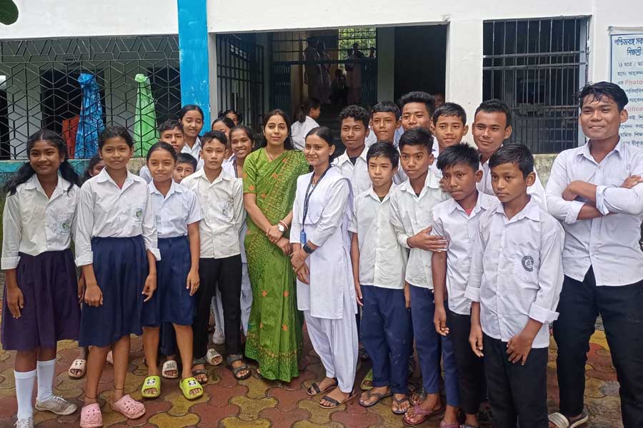 স্কুলের ছাত্রছাত্রীদের সঙ্গে অনামিকা।