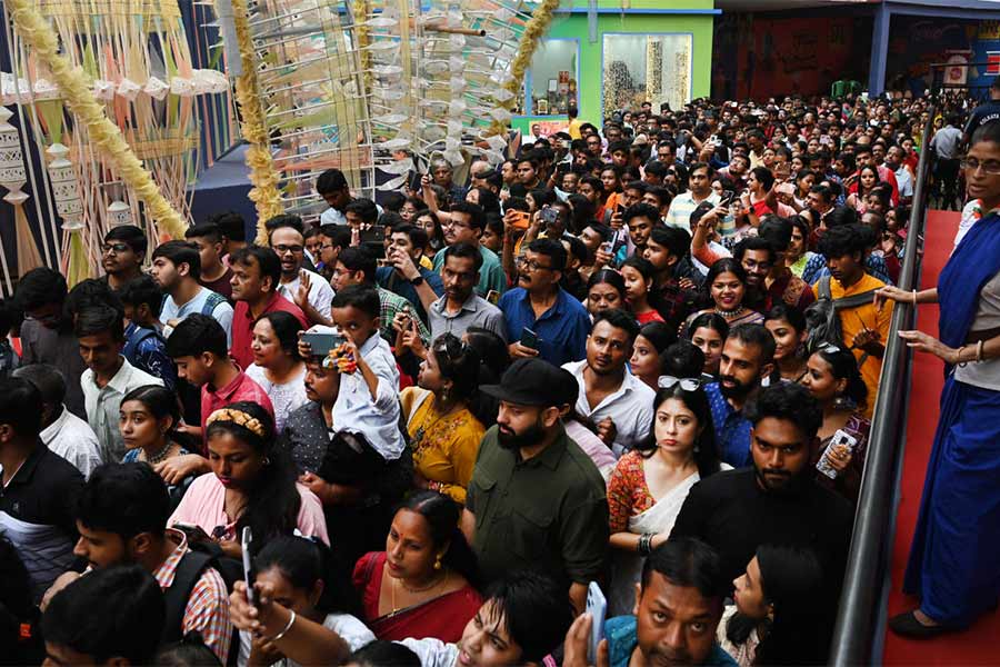 An image of Durga Pandal Crowd