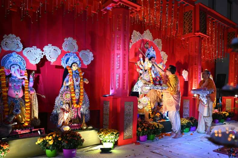 দেশ  ছেড়ে বহু দূরে। বাংলায় লেগছে শরতের হাওয়া। ও দেশে ঠান্ডা। তাতে কী! শিকড় তো বাংলায়। এ বারও সাগর পারে দুর্গোৎসবে মেতে উঠতে চলেছে আমেরিকার নিউ জার্সির ‘কল্লোল’।