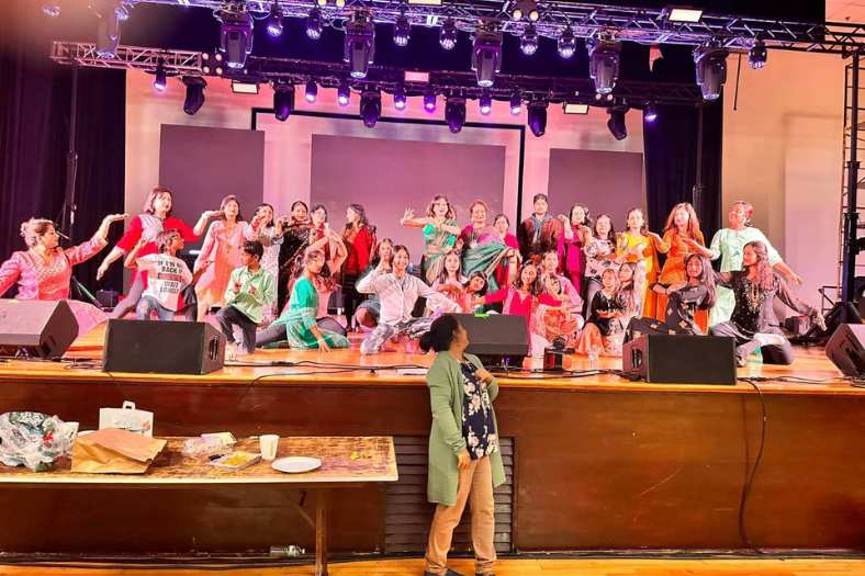  আমেরিকার এই পুজো বাংলার অনেক পুরোনো পুজোর মতোই। ১৯৭৫ সালে বিদেশে বাঙালিদের এই সামাজিক ক্লাব বা দুর্গাপুজো কমিটি তৈরি হয়।  এ বার এই পুজো ৪৭ বছরে পড়ল। মার্কিন মুলুকে বাঙালির অন্যতম জনপ্রিয় ক্লাব এই ‘কল্লোল’।