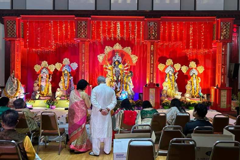  প্রায় ৫হাজার প্রবাসী বাঙালি এই পুজোর সঙ্গে যুক্ত। দুর্গা  পুজোর সময় আলাদা করে বিদেশে ছুটি থাকে না। তাই এখানেও সপ্তাহের শেষের দিকে শুক্রবার থাকে রবিবার পর্যন্ত পুজো হয়। সব আচার-আচরণ মেনেই পুজো করা হয়। 