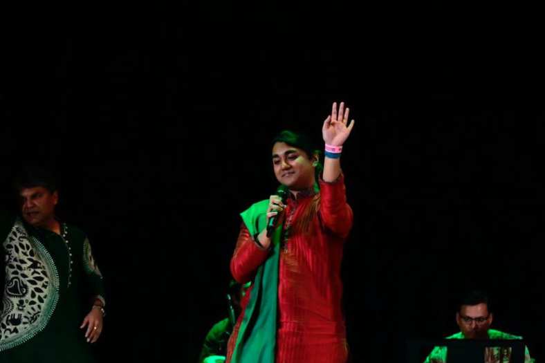 কল্লোলের প্রতিষ্ঠাতা সদস্য ভবানী মুখোপাধ্যায় ও বর্তমান সভাপতি অরিজিৎ চট্টোপাধ্যায় পুজো করেন। দেবী মূর্তিতে থাকে সাবিকেয়ানা। কুমোরটুলি থেকে প্রতিমা নিয়ে আসা হয়। তবে তা প্রতি তিন বছর অন্তর। 