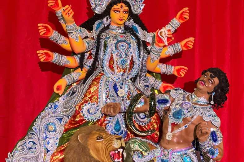 পুজোর পর ঠাকুরের প্রতীকী বিসর্জনের পর সেই মূর্তি আগামী বছরের জন্য সংরক্ষণ করা হয়। এই বাংলায় পুজো যেমন শুধু পুজোতে আটকে নেই তেমন ভাবেই আমেরিকার নিউ জার্সিতে দুর্গাপুজোকে অন্য পর্যায়ে নিয়ে গিয়েছে ‘কল্লোল’। 