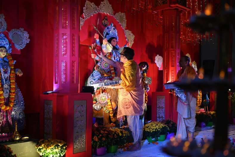  এই তিন দিন জুড়ে প্রচুর বাঙালি এই পুজোতে আসেন। প্রতি দিন প্রায় ২ হাজার লোক হয়।  খাওয়া-দাওয়া বিভিন্ন অনুষ্ঠানসহ কলকাতা থেকে গায়করা এসে মঞ্চ মাতিয়ে দেন। এ বারেও তাঁর অন্যথা নেই। 