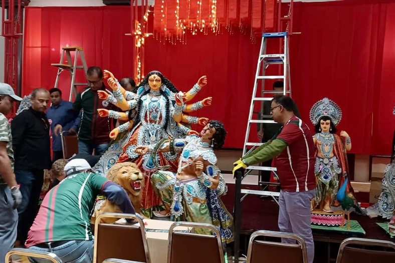 এ ছাড়াও প্রতিদিন স্থানীয় অনুষ্ঠান হবে। কল্লোলের সভাপতি অরিজিৎ চট্টোপাধ্যায় আনন্দবাজার অনলাইনকে বলেন,  ‘‘আমরা সকল নিষ্ঠা-আচরণের সঙ্গে পুজো করি আসি। প্রায় ৫হাজার বাঙালি আমাদের এখানে পুজোর সময় আসেন। এক বিশাল কর্মযজ্ঞ চলে। এখন এটা শুধু পুজোর মধ্যে আটকে নেই। একটি উৎসবের চেহারা  পেয়েছে।“ এই প্রতিবেদনটি ‘আনন্দ উৎসব’ ফিচারের একটি অংশ।