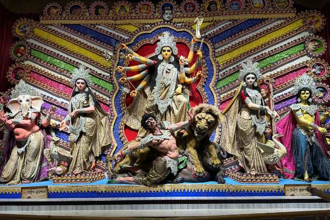 কলকাতার সব থেকে চর্চিত পুজো এখন এটাই। ৫৪ তম বর্ষে এসেছিলেন অভিনেত্রী বিদ্যা বালন থেকে দেব। এসেছিলেন বিশ্ব বিখ্যাত কিংবদন্তী ফুটবলার রোনালডিনহোও। 