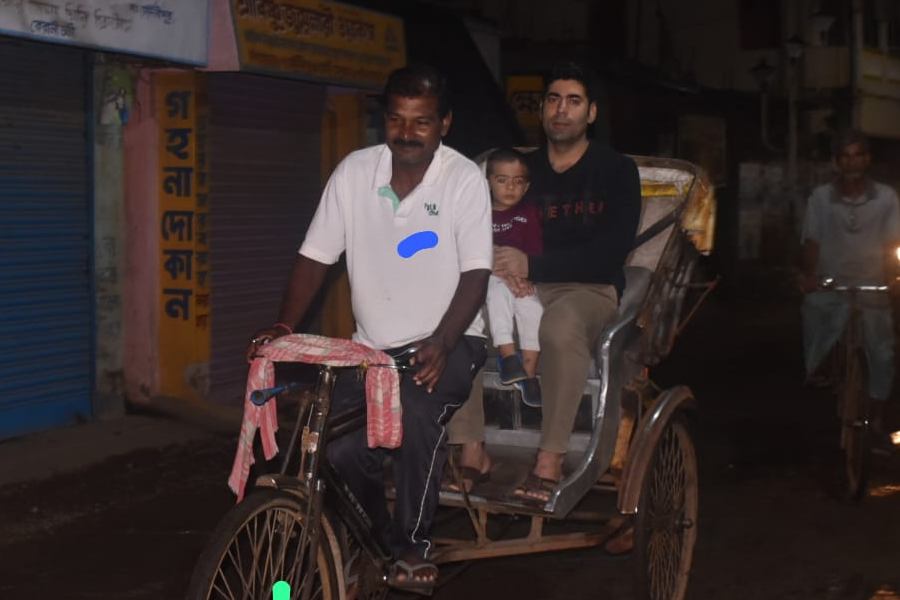 Superintendent of Police on bike, District Magistrate rode a rickshaw to check security in Kharagpur dgtld