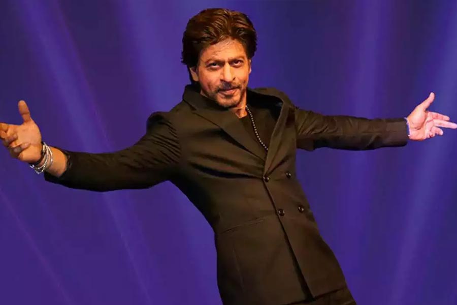 চলতি বছরেই পর পর দু’টি হিট ছবি। মুক্তির পর শাহরুখ খান অভিনীত ‘জওয়ান’ এবং ‘পাঠান’ দু’টি ছবিই বিশ্বজোড়া বক্স অফিসে হাজার কোটি টাকার ক্লাবে নাম লিখিয়েছে। তবে শাহরুখের কেরিয়ার শুরু হয় ছোট পর্দায়।