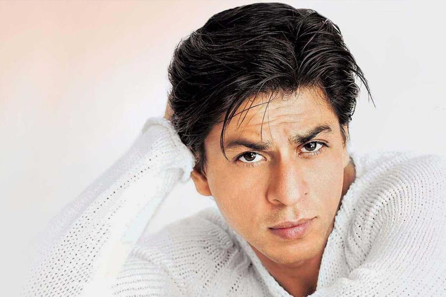 নব্বইয়ের দশকে ‘ফৌজি’ এবং ‘সার্কাস’ নামের দু’টি হিন্দি ধারাবাহিকে অভিনয় করে নিজের কেরিয়ার শুরু করেছিলেন শাহরুখ। তবে বলিউডের ‘বাদশা’ শুধু একাই নন, হিন্দি ফিল্মজগতে আরও তারকা রয়েছেন যাঁরা ছোট পর্দায় অভিনয় করেই নিজের কেরিয়ার শুরু করেছেন।