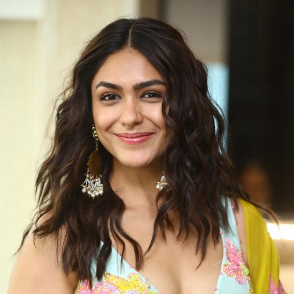 ২০২২ সালে মুক্তিপ্রাপ্ত তেলুগু ছবি ‘সীতা রামন’-এ অভিনয় করে রাতারাতি জনপ্রিয়তা পান ম্রুণাল ঠাকুর। দক্ষিণী ছবির পাশাপাশি ওয়েব সিরিজ়েও দেখা গিয়েছে তাঁকে।