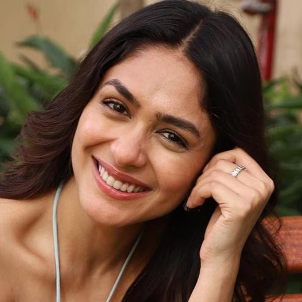 চলতি বছরে মুক্তিপ্রাপ্ত হিন্দি ওয়েব সিরিজ় ‘লাস্ট স্টোরিজ় ২’-এ অভিনয় করেন ম্রুণাল। তবে বড় পর্দায় আসার আগে ছোট পর্দাতেই নিজের কেরিয়ার শুরু করেন তিনি। ‘কুমকুম ভাগ্য’ নামের হিন্দি ধারাবাহিকে প্রথম অভিনয় করেন ম্রুণাল।