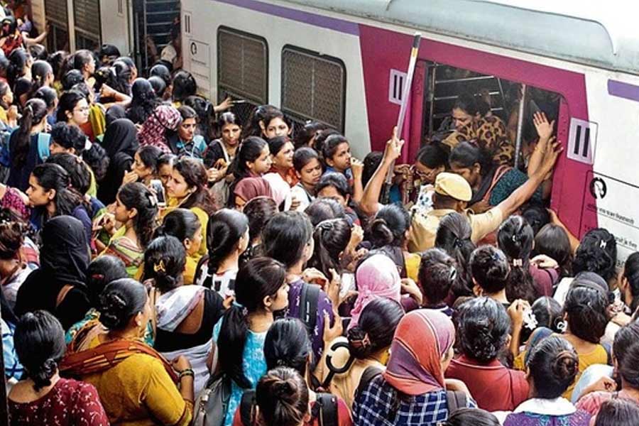 Trains regulated as people from Kolkata are crowding in Kalyani to visit Durga Puja