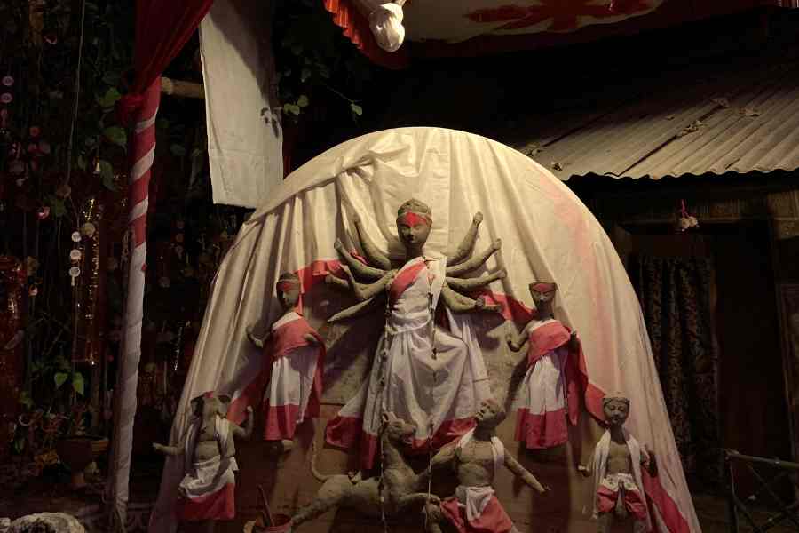 চলতি বছর ১৪ তম বর্ষে পা দিল বেহালা বুড়োশিবতলা জণকল্যাণ সংঘের পুজো। জনতার ভিড়েও এই পুজোর আনন্দ কোথাও গিয়ে অমলিন! এই বছরের থিমে তাঁরা শুনিয়েছেন এক খোকার কাহিনি! 