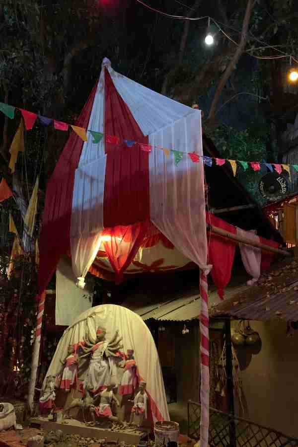 বাড়ি ছেড়ে আসতে মন না চাইলেও, আসতে হয়, অর্থ রোজগারের তাগিদে। ঢাক বাদক বাবার সঙ্গে সে তালে তালে সঙ্গত দেয় কাসর বাজিয়ে। মা দুর্গার মুখের দিকে চেয়ে তার মনে পড়ে নিজের মায়ের কথাই। 
