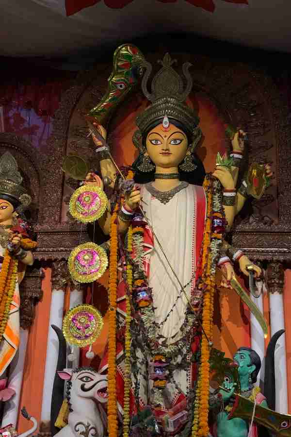 জগজ্জননীর সুসজ্জিতা রূপের সামনে দাঁড়িয়েও কেবল নিজের মায়ের কথাই মনে আসে তার, সে হাতড়ে বেড়ায় মায়ের আঁচলের স্পর্শ।    এই খোকার কাহিনি তুলে ধরেছে বেহালা বুড়শিবতলার পুজো।