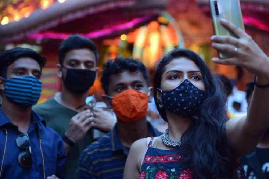 গত ২৪ ঘণ্টায় দেশে করোনায় চার জনের মৃত্যুও হয়েছে। তাঁদের মধ্যে দু’জন কেরলের বাসিন্দা, এক জন রাজস্থান এবং এক জন কর্নাটকের বাসিন্দা। 