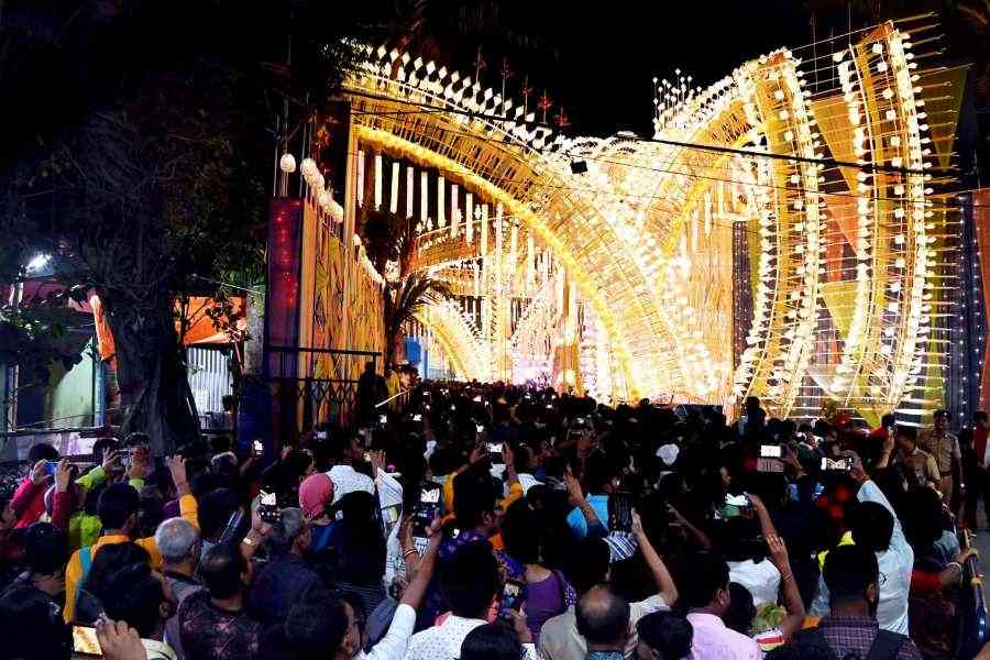 Crowd & Sponsor: two ‘Lakshmi’s of the ambitious Puja Committees