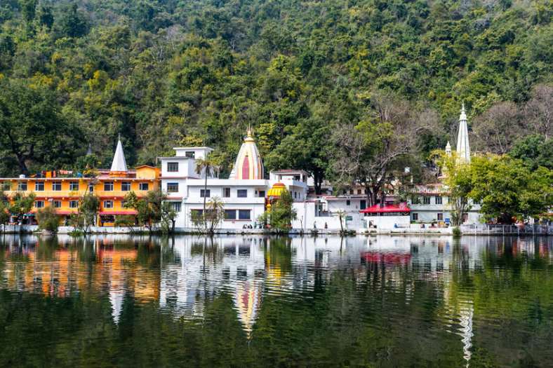 এতটাই নির্জন চারপাশ, দিনের বেলায় নিশ্চিন্তে স্নান সারতে পারেন নদীতে। রাতে তারা ভরা আকাশ, ঝিঁঝিঁর নিরবিচ্ছিন্ন ডাক ঠিক যেন অলৌকিক পরিবেশের সৃষ্টি করে! ভোর হলে বেরিয়ে পড়ুন রেনুকাজি মন্দিরের উদ্দেশ্যে। পুরাণ অনুসারে ভগবান পরশুরামের মা রেনুকাজি। মন্দিরের পাশেই বিরাট হ্রদ। পরশুরাম তাল। চারপাশ এতটাই অবিশ্বাস্য রকমের নির্জন যে, গাছের পাতা পড়লেও শব্দ পাবেন!