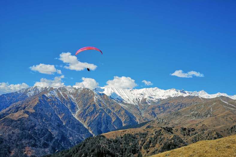 ২. দোভি: কুলু থেকে মাত্র ২০ কিলোমিটার দূরে এক অপরূপ নৈসর্গিক পাহাড়ি গ্রাম। বেড়াতে গিয়ে সম্পূর্ণ নিরালা পরিবেশ যাঁরা ভালোবাসেন, তাঁদের জন্য আদর্শ শৈলস্থান এটা। উচ্ছ্বল বিপাশা নদী, ধৌলধার এবং পিরপাঞ্জাল পর্বতশ্রেণীর চরাচরব্যাপি ক্যানভাস অতুলনীয় নয়নাভিরাম। প্যারাগ্লাইডিং, খরস্রোতা বিপাশা বা বিয়াস-এ র রাফটিঙ, বৌদ্ধ কলোনি, মনাস্টারি এখানকার বৈশিষ্ট্য। অ্যাডভেঞ্চার পছন্দ করলে হোটেলে না থেকে সুইস ক্যাম্পেও থাকতে পারেন।