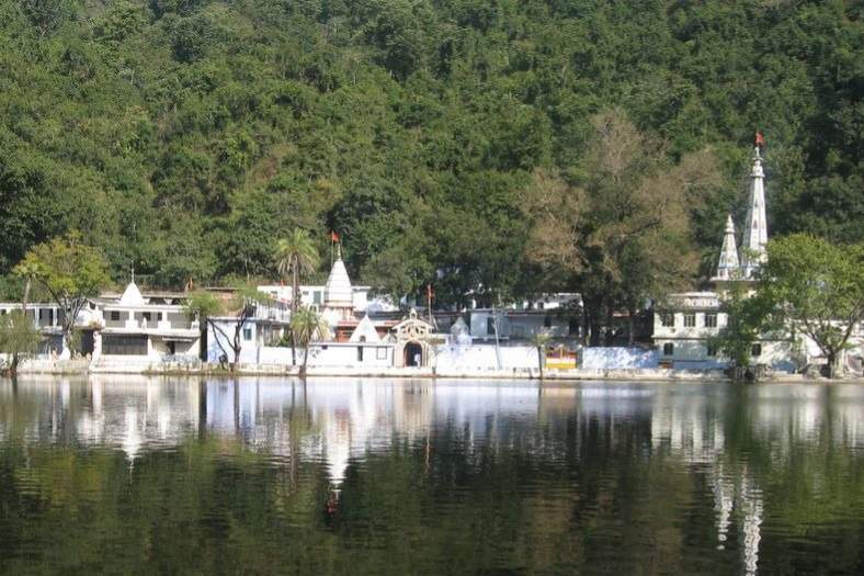 ৩. রেনুকাজি: প্রকৃতির কোলে শ্বাসরুদ্ধকর স্থাপত্য। রেনুকা হ্রদে মন্দিরের সৌন্দর্য প্রতিচ্ছবি প্রতিফলিত হয়ে এক ম্যাজিক পরিবেশের সৃষ্টি করে!