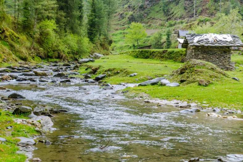 ৬. গদাগুশাইনি - এক কথায় প্রকৃতির লীলাভূমি। ছোট্ট ছোট্ট কুঁড়েঘরের সারি, স্বচ্ছ জল, নির্মল আবহাওয়া- সব মিলেমিশে যেন এক স্বর্গীয় স্থান! এরকম জায়গায় নিজের সঙ্গে একা থাকতেই ইচ্ছে করে বেশি।