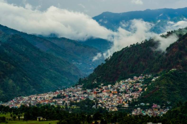 ৮. সাহো: প্রকৃত অর্থে প্রকৃতিকে ভালবাসলে আপনাকে এখানে আসতেই হবে। অনবদ্য এক পাহাড়ি গ্রাম। এই ছোট উপত্যকা 'নেচার থেরাপি'র উপযুক্ত গন্তব্যস্থল।