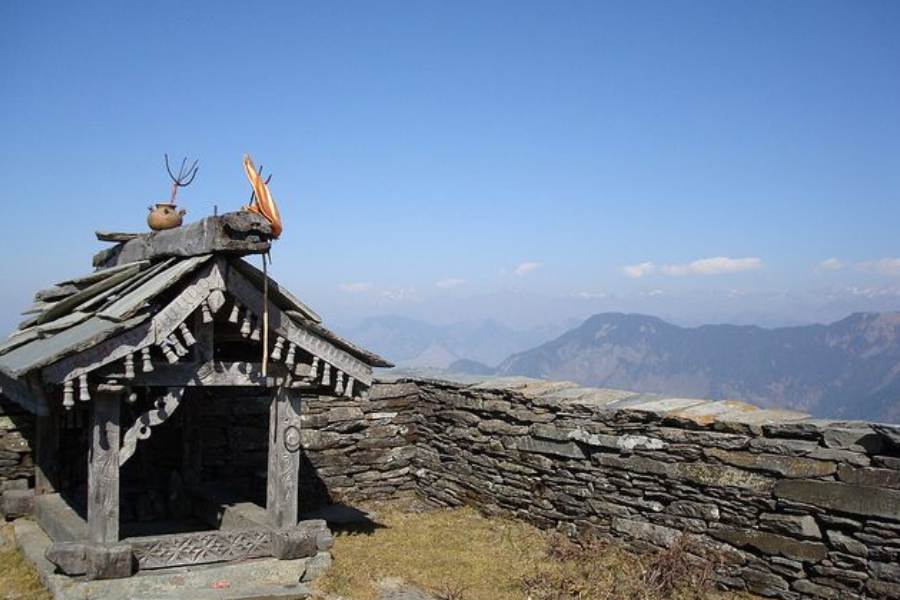 কোনওটা অপরিচিত ট্যুরিস্ট স্পট, আবার কোনওটা অদেখা গ্রাম। বেশি পর্যটক হয়তো যান না, কিন্তু কেউ গেলে তিনি যে ঠকবেন না, বাজি ধরে বলা যায়!  তাই আসুন না, হিমাচল প্রদেশের প্রাকৃতিক রত্নভান্ডারের খোঁজে যাই। 