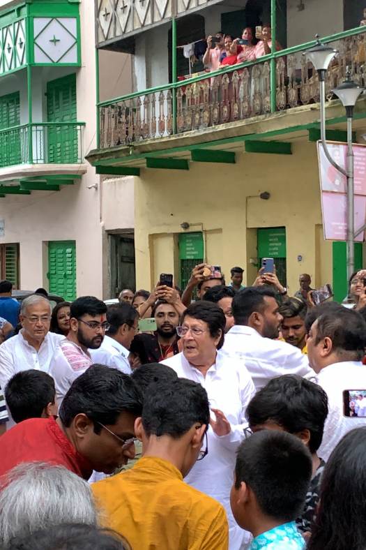 ভবানীপুরের মল্লিক বাড়ির পুত্র মিষ্টভাষী সজ্জন টলিপাড়ার নায়ক রঞ্জিত মল্লিক।   প্রত্যেক বছর পুজোয় স্ব-পরিবারে হাজির হন কিংবদন্তী এই অভিনেতা। এ বছরেও তার অন্যথা নেই।অষ্টমীতে হাজির হয়েছিলেন তিনি। সঙ্গে মেয়ে, জামাই নাতি সকলে। 