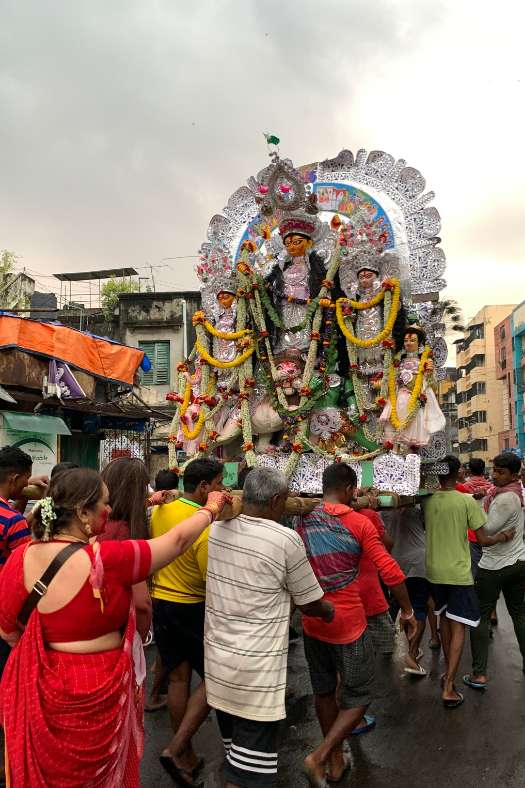 মল্লিক বাড়ির পুজো এখন শত বর্ষের পথে। এই বছর তাদের পুজোর ৯৯ বছর। বাড়ির পুজোয় সবার সঙ্গে সময় কাটাতে ভালাবাসেন বাবা-মেয়ে দু'জনেই। 
