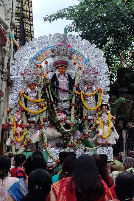 বৈষ্ণব মতে পুজো হয় মল্লিক বাড়িতে। মহালয়ার পরের দিন মা চণ্ডীর ঘট বসে এবং শুরু হয় চণ্ডী পুজোর। বাড়ির সবাই নিরামিষ খান এই সময়।