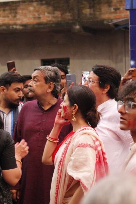 প্রতিমা এক চালা এবং ডাকের সাজে সজ্জিত। দশমীর দিনে বাড়ির সধবা মহিলারা এক মাকে বরণ করেন, সিঁদুর খেলেন।  