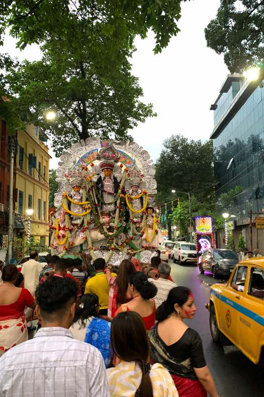তার পর রীতি মেনে কাঁধে করে প্রতিমা নিয়ে যাওয়া হয় ঘাটে। বিসর্জন হয় মায়ের। আর সব কিছুতেই উপস্থিত বাবা এবং মেয়ে। অর্থাৎ রঞ্জিত মল্লিক এবং কোয়েল মল্লিক। 