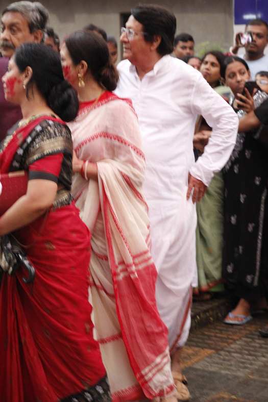 বাবার পরণে সাদা পাঞ্জাবি। চোখে চশমা। সদা হাসিমুখে চির নবীন রঞ্জিত মল্লিক দশমীতে ধরা দিলেন সবার সামনে। 