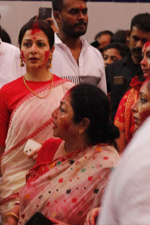 মেয়ের পরনে লাল পাড় সাদা শাড়ি। সঙ্গে হাই বোট নেক ব্লাউজ। কানে ঝুমকো কানের দুল। গলায় হার। প্রথাগত লুকে আত্ম বিশ্বাসী কোয়েল এলেন ক্যামেরাতে।   