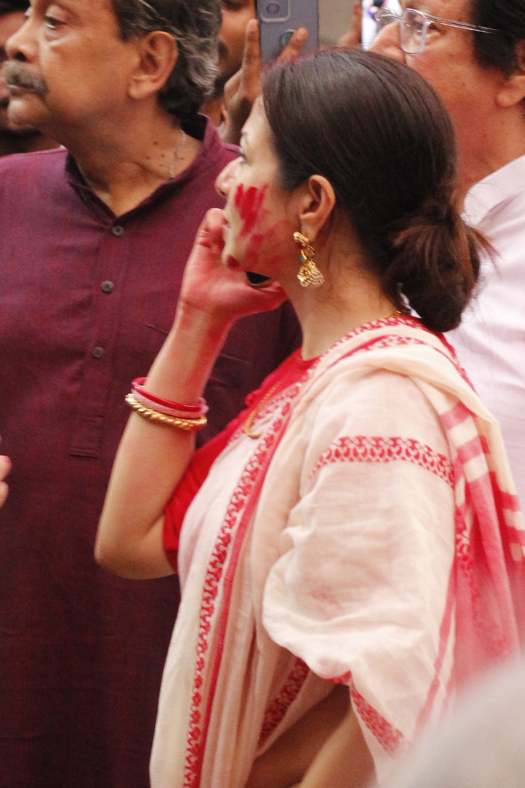 সিঁদুর খেলেছেন বাড়ির সবার সঙ্গে। যার ছাপ স্পষ্ট চোখে মুখে। মাথায় চওড়া করে সিঁদুর। গাল দু জোড়াও রাঙা হয়ে আছে সিঁদুরে। 