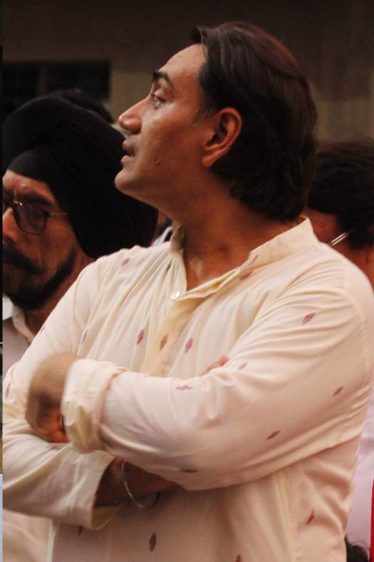 প্রথা মেনেই দশমীতে বিসর্জন হয় মল্লিক বাড়ির প্রতিমা। বিসর্জনে উপস্থিত ছিলেন বাড়ির জামাই নিসপাল সিংহ। তাঁরও পরণে ছিল পাজামা পাঞ্জাবি। 