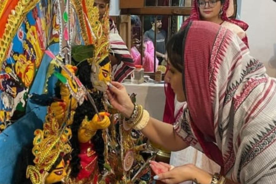 ডুরে পাড় শাড়ি ও কালো ব্লাউজের সাজে স্বস্তিকা মুখোপাধ্যায় যেন পাশের বাড়ির গিন্নি। মাথায় ঘোমটা টেনে, হাতে চওড়া শাঁখার সাজে তাঁকে সমাজ মাধ্যমের পাতায় দেখা গিয়েছে দেবীকে বরণ করতে। 