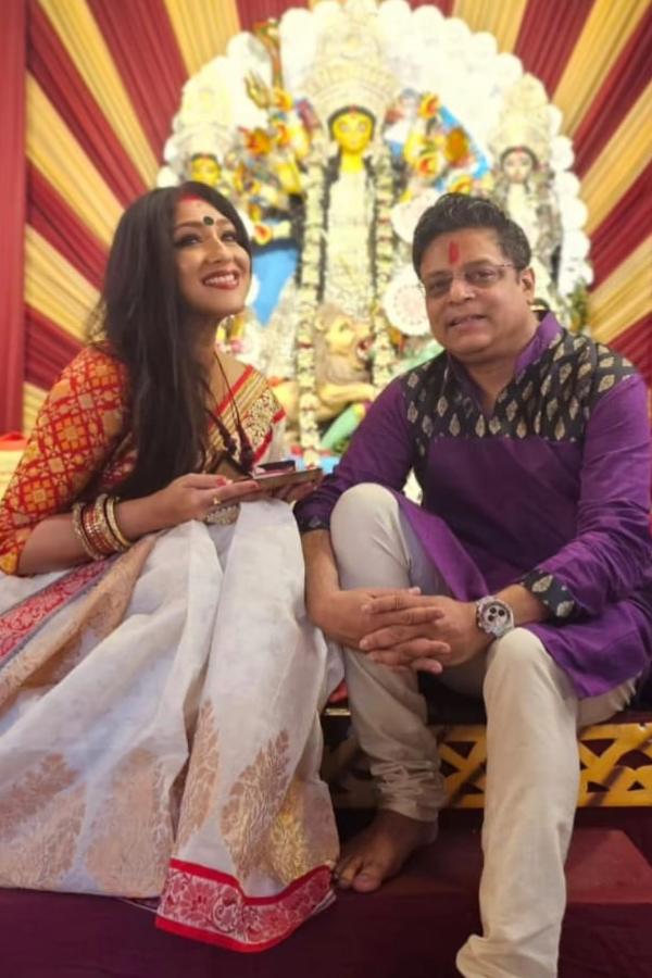 লাল সাদা শাড়ি ব্লাউজের সাজ, সঙ্গে বড় কালো টিপ, ব্যস, তাতেই বাজিমাত করেছেন পর্দার ‘দত্তা’ ঋতুপর্ণা সেনগুপ্ত। তিনি বরাবরই আবেদনময়ী, সেই মিল ছিল তাঁর এই দিনের সাজেও। 